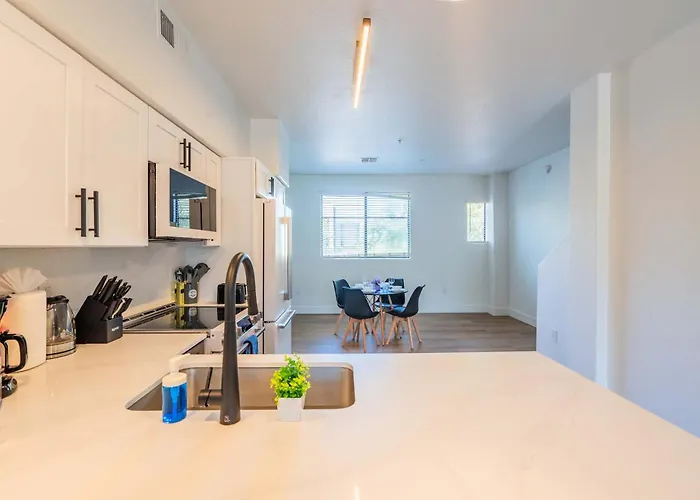 Stadium District Retreat Pool Gym & Westgate Apartment *