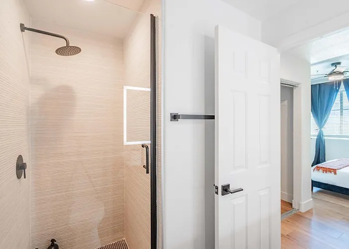 Stadium District Retreat Pool Gym & Westgate Apartment *